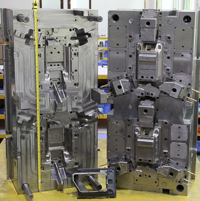 kopen Fabriek voor het spuitgieten van hoogprecisie-autodeeltjes van kunststof in China met synventief warmlopersysteem PP/ABS/POM/PC Materiaal Zwart online manufacture